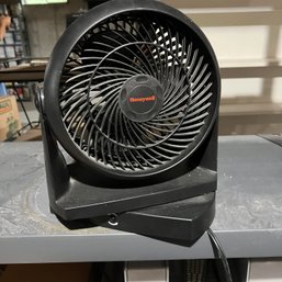 HOLMES Black Tabletop Fan (BSMT)