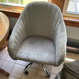 Off White Clamshell Swivel Desk Chair, Some Wear (LR)