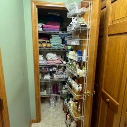 Closet Lot With Towels, Hand Soap, Vases And More (kitchen)