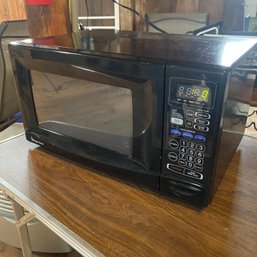 Magic Chef Microwave Oven Model MCD11E3B (Barn)