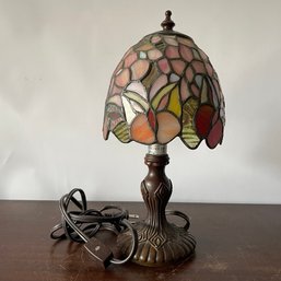 Lamp With Beautiful Tiffany-Style Glass Lamp Shade (NH)
