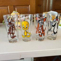 Set Of 4 Vintage Warner Bros Looney Tunes Drinking Glasses (hallway)