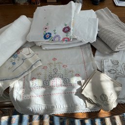Lot Of Vintage Linens Runner Napkins Embroidered (dining Room)