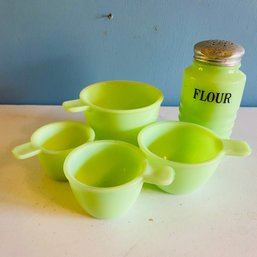 Vintage Jadeite Art Deco Glass Flour Shaker & Measuring Cups (dR)