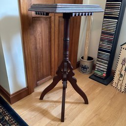 Vintage Wood Accent Side Pedestal Table With Notched Edges (Entry)