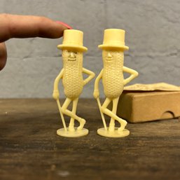 Too Cute! Vintage Mr Peanut Plastic Salt & Pepper Shakers (BSMT3)