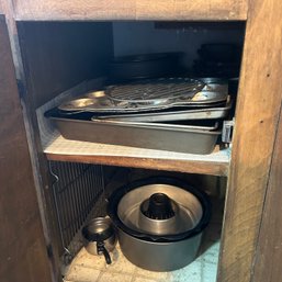 Cabinet Lot: Vintage Metal Bakeware (Kitchen)