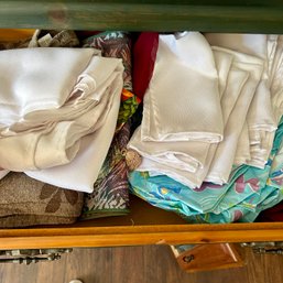 Linens Lot: Tablecloths And Napkins (DR Hutch)