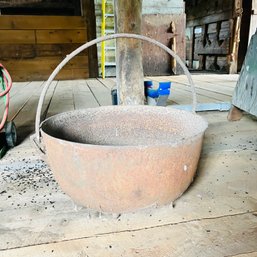 Large Old Cast Iron Pot With Handle (Barn)