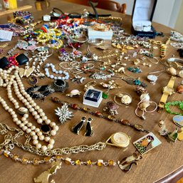 WOW! Amazing Collection Of Vintage Jewelry (DR)