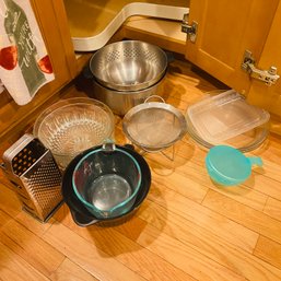 Mixing Bowls, Measuring Cups, Collander & More (Kitchen)