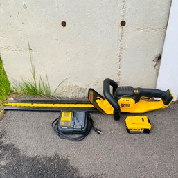DeWalt Electric 22' Hedge Trimmer With Battery And Charger (Garage)
