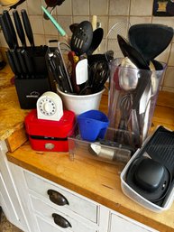 Nice Lot Of Mixed Kitchen Cooking Utensils And Gadgets (KT)