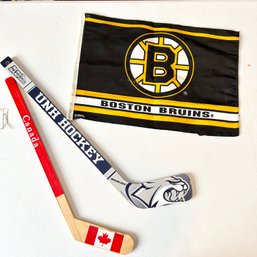 HOCKEY Collectibles, Inc BOSTON BRUINS Flag & Mini Hockey Sticks UNH (LR)