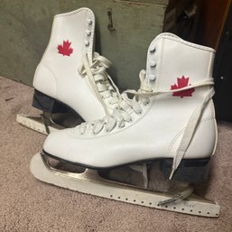 Size 8 Figure Skates With Plaid Carrying Case (BSMT3)