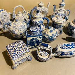Nice! Large Lot Of Blue & White Teapots & Containers! (BSMT Back Right)