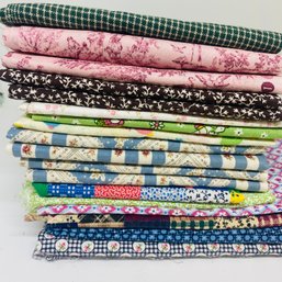 Mixed Lot Of Vintage Small Fabric Pieces For Quilting / Dollhouse Miniatures (SA114)