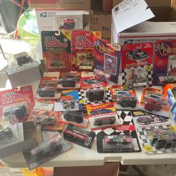Large Lot Of Collectible Matchbox & Hotwheels Cars Nascar - Pepsi And More! (NK)