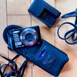 CASIO Exilim Digital Camera With Case And Charger (LR)