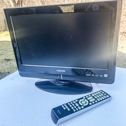 Toshiba 16' LCD Television & DVD Combo With Remote (Garage)