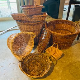 Basket Lot In A Variety Of Sizes (large Basket Has Small Hole) (BSMT)