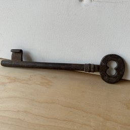 Large Vintage Metal Skeleton Key (IS)