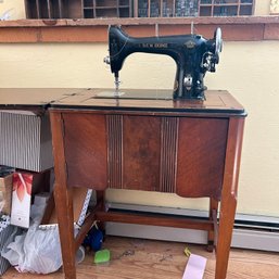 Vintage NEW HOME Sewing Machine W Table (BSMT)