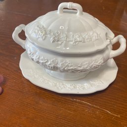 Vintage White Ceramic Small Gravy Boat With Lid (Garage)