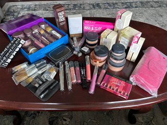 Amazing!  Bare Minerals & Bare Essentials Beauty Lot, Make Up And Skincare  (LR)