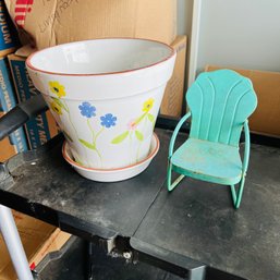 Pot And Mini Chair (Pod)