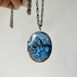 Charming Large Photo Locket With Long Chain (MB)