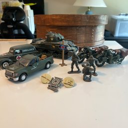 Military Vehicle Models, Soldier Figurines, Military Medals & Badges, Etc (BR2)