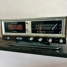 Vintage ZENITH Desktop Alarm Clock & Radio (B1)