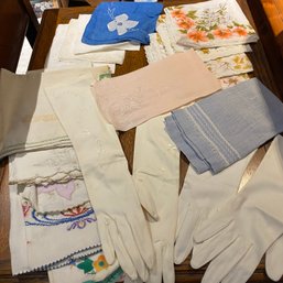 Pretty Vintage Lot Of Dress Gloves, Handkerchiefs & Cloth Napkins With Floral Patterns  (Bsmt 53419)