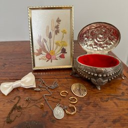 Vintage Jewelry Box, Dried Flowers In Frame, And Vintage Jewelry (KR)