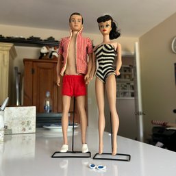 Wow! Vintage BRUNETTE BARBIE & KEN, Swimwear, Sunglasses, And Display Stands (BR2)