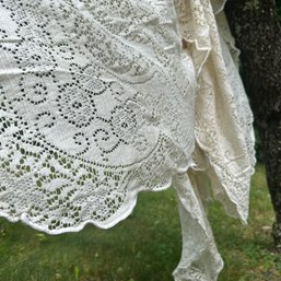 Charming Vintage Lace Tablecloth (shed)