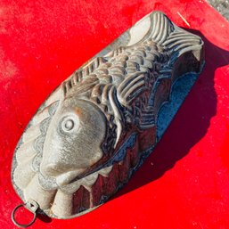 Vintage Metal Tin Fish Shaped Mold (Pod)