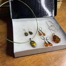 Necklace And Earring Sets - Amber And Green Pendants (KM1)