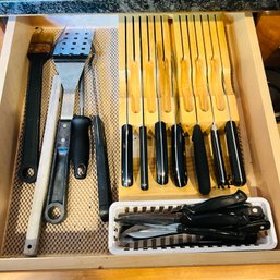 Drawer Lot: Assorted Knives (kitchen)