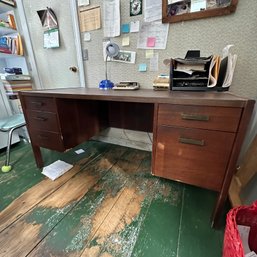 Large Vintage Wood-Toned Desk (Office)