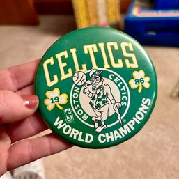 SPORTS COLLECTOR'S ITEM! Vintage 1986 BOSTON CELTICS World Champions Button Pin (upstairs)