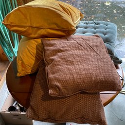 Lot Of Chair Cushions And Decorative Pillows (garage)