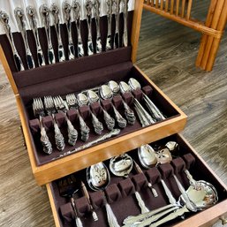 Wow! Vintage ONEIDA Stainless Cutlery Set In Wooden Case (porch)