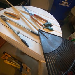 Mixed Lot Of Garden Hand Tools For Lopping, Cutting & Raking (Garage)