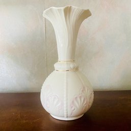 Pretty White & Gold Belleek Vase With Shell Pattern (LR)