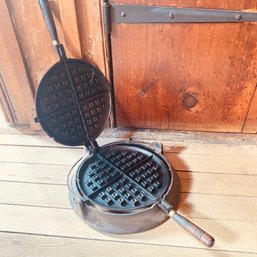 Vintage WAGNER Cast Iron Waffle Maker (Kitchen)