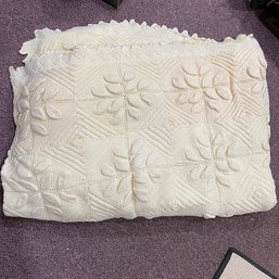 Beautiful Vintage Floral Bedspread Blanket (Basement)