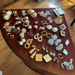 Great Lot Of Costume Jewelry Earrings, Some Vintage (B1)