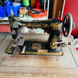 Vintage Domestic Vibrator Sewing Machine In Table (CMH)